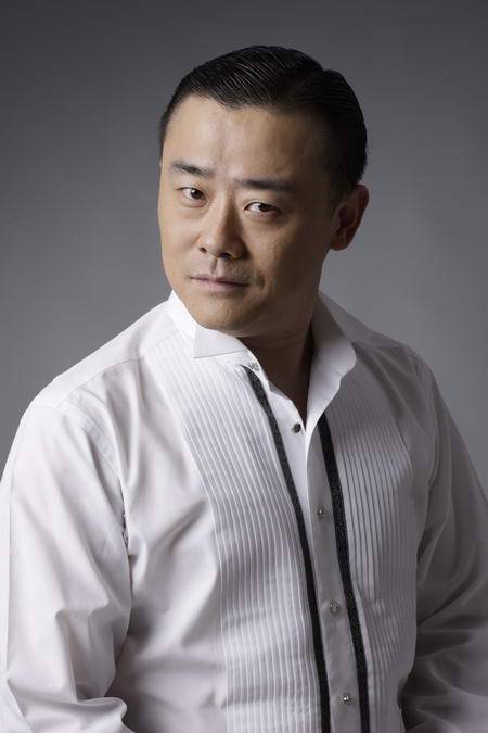 海派清口创始人周立波绅士写真