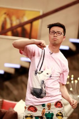 王迅爆笑登陆《喜乐街》 叉腰扭屁股逗乐观众