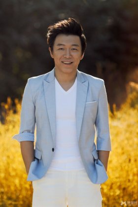 演员黄渤冬日小清新写真 展现儒雅暖男形象