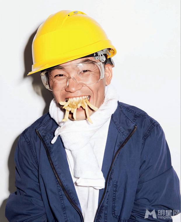 王宝强搞笑演绎小人物写真 坚韧品质惹人称赞