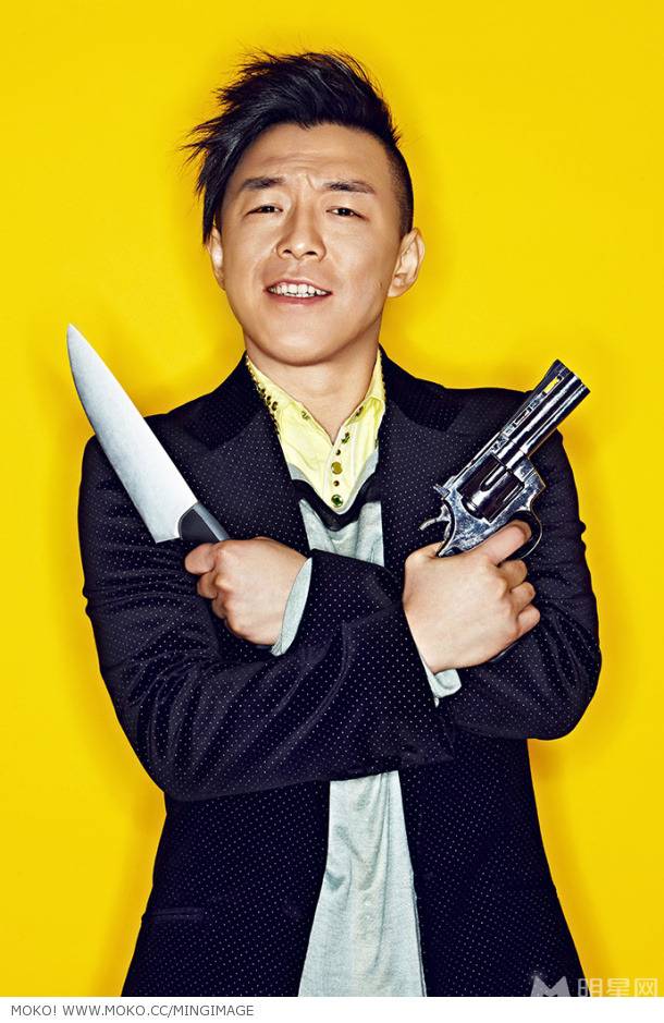 影帝黄渤雅痞写真 黄色背景引人注目