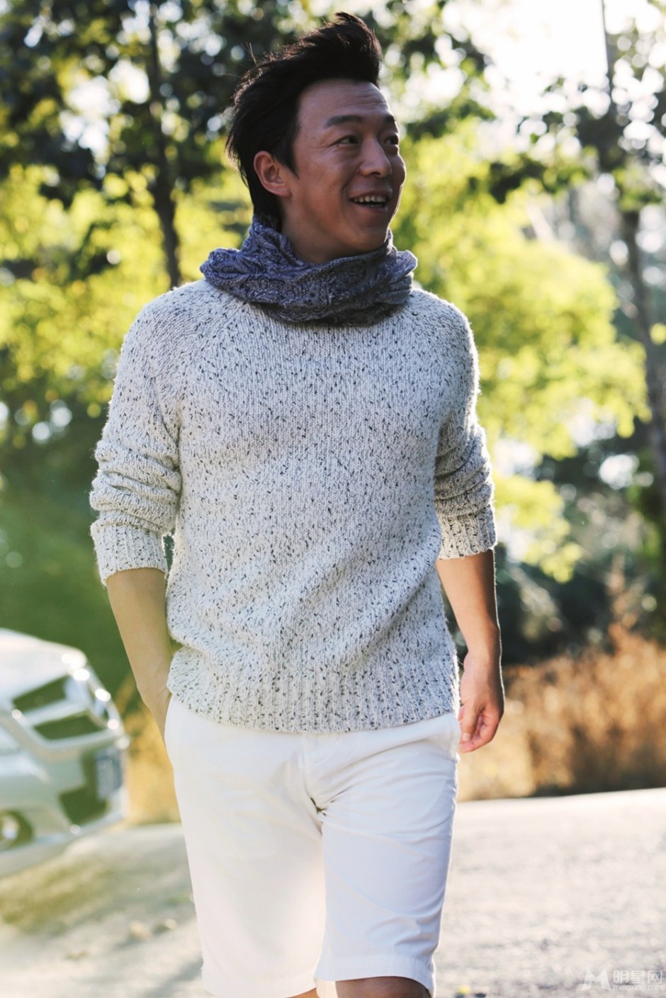 演员黄渤冬日小清新写真 展现儒雅暖男形象