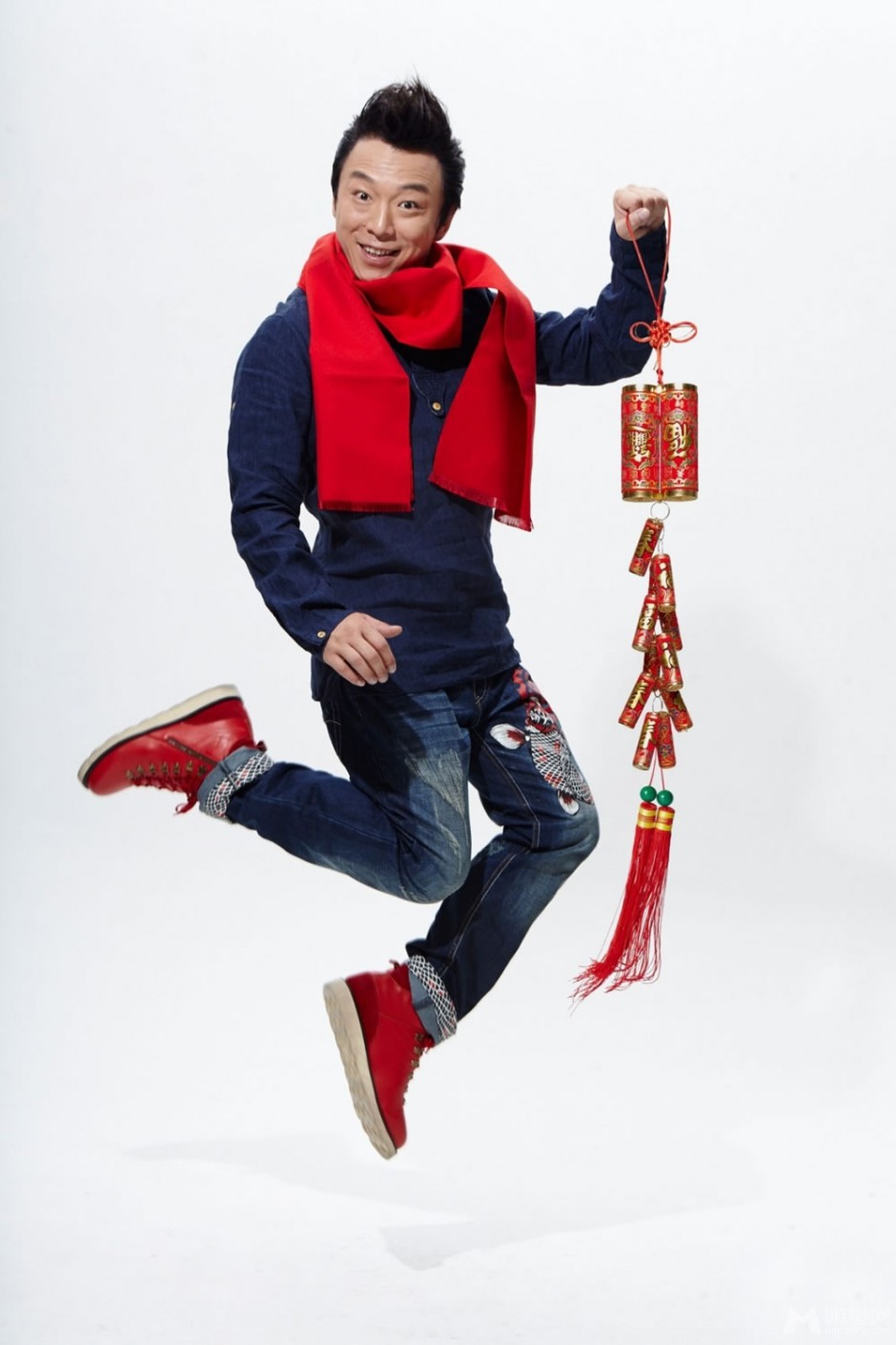 黄渤新年贺岁写真 喜气洋洋拜大年