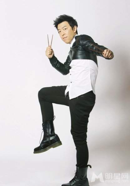 黄渤鬼马写真 俏皮搞怪姿势多