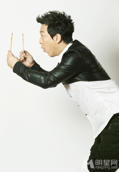 黄渤鬼马写真 俏皮搞怪姿势多