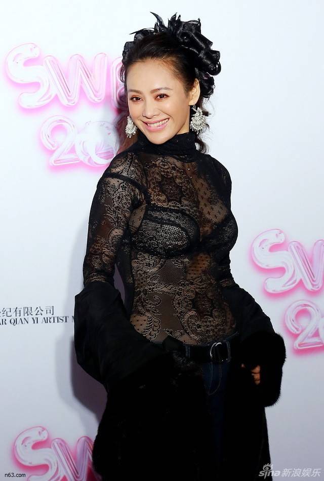 演员宁静性感蕾丝透视装出席活动