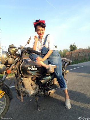 性感女星宁静复古写真 俏皮背带裤显年轻