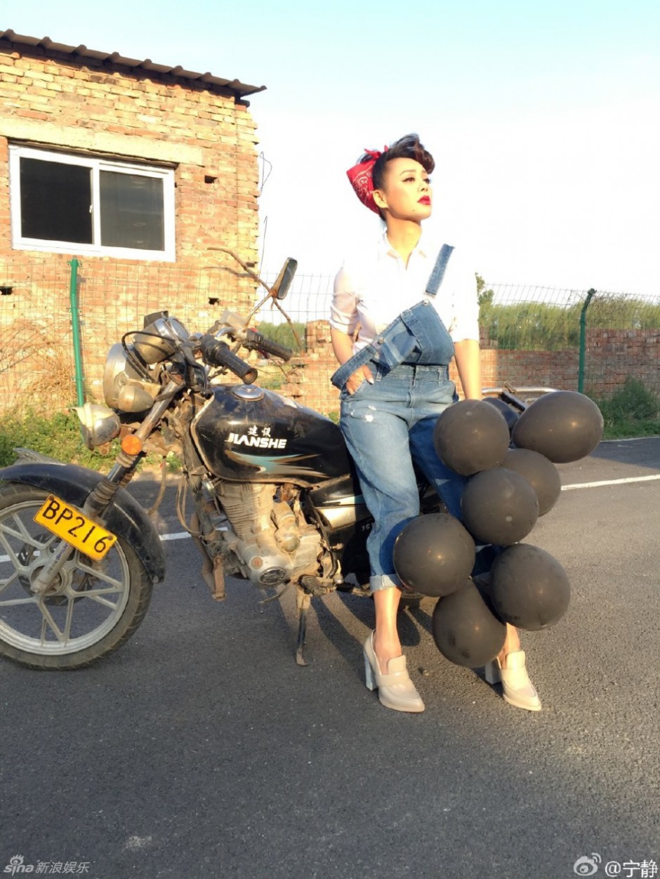 性感女星宁静复古写真 俏皮背带裤显年轻