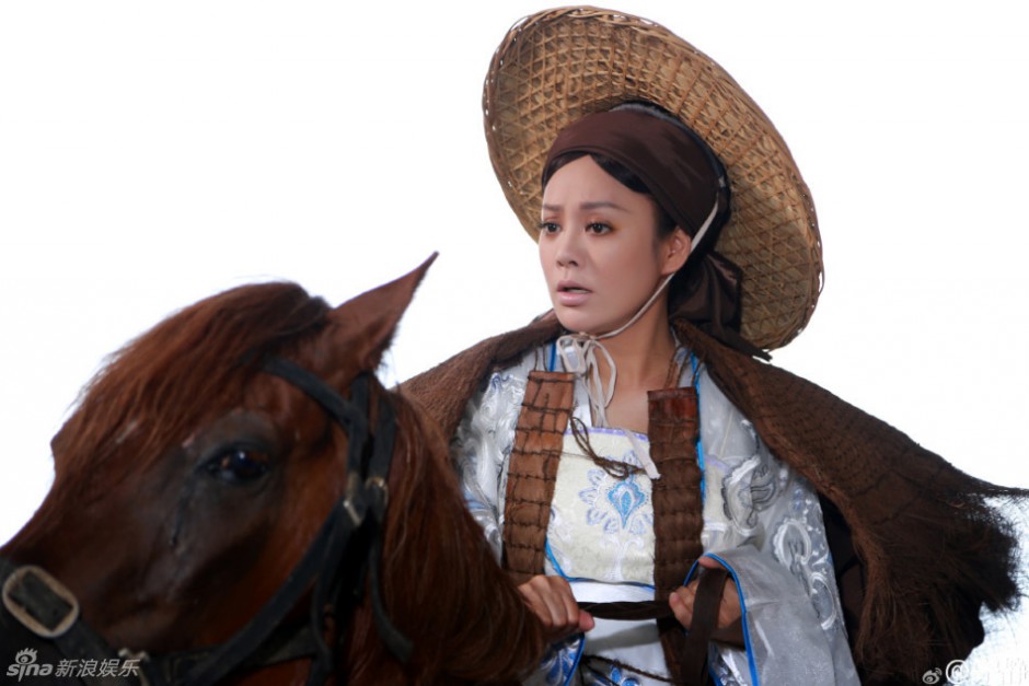 性感女星宁静复古写真 俏皮背带裤显年轻