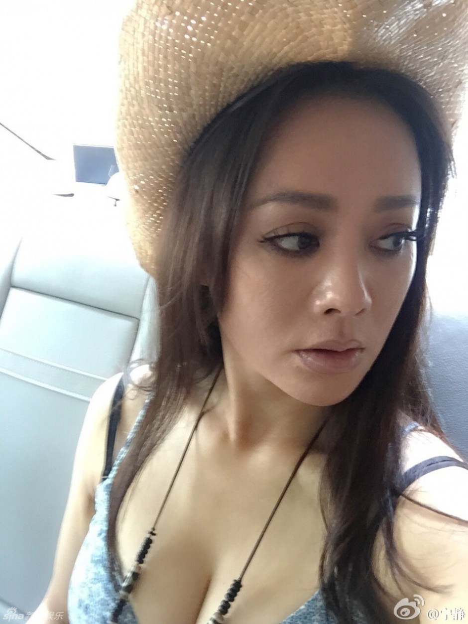 宁静波西米亚长裙自拍 冻龄美颜受网友追捧