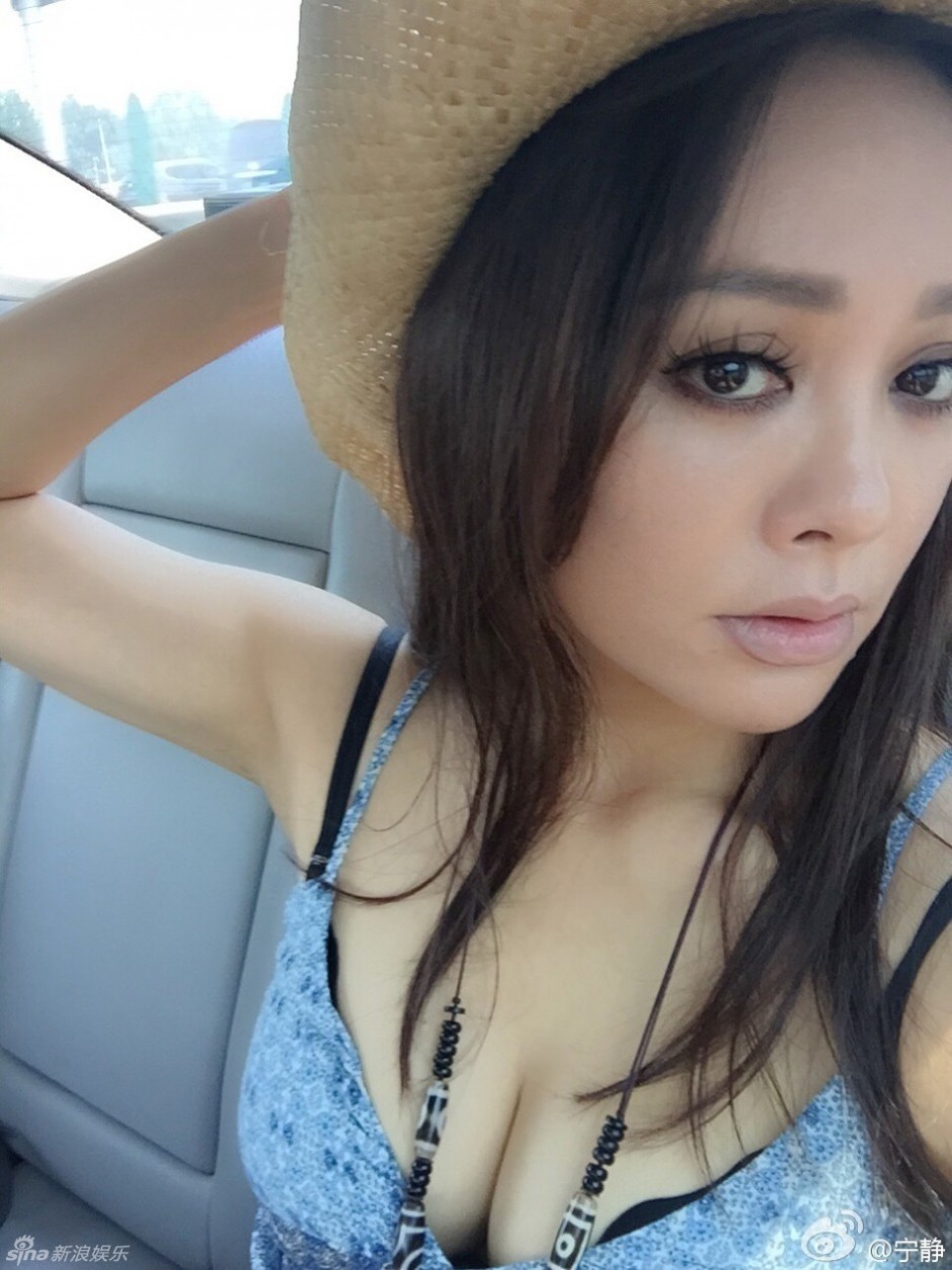 宁静波西米亚长裙自拍 冻龄美颜受网友追捧