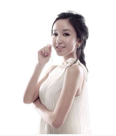 中国女演员娄艺潇尽显优雅气质写真