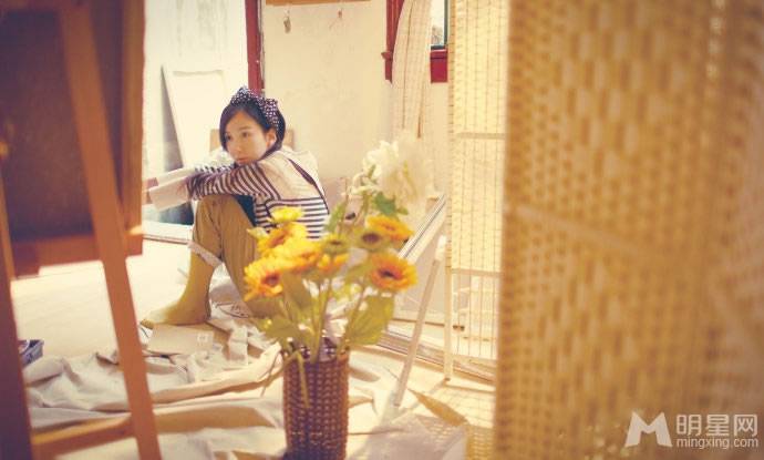 娄艺潇展现文艺小清新迷人照