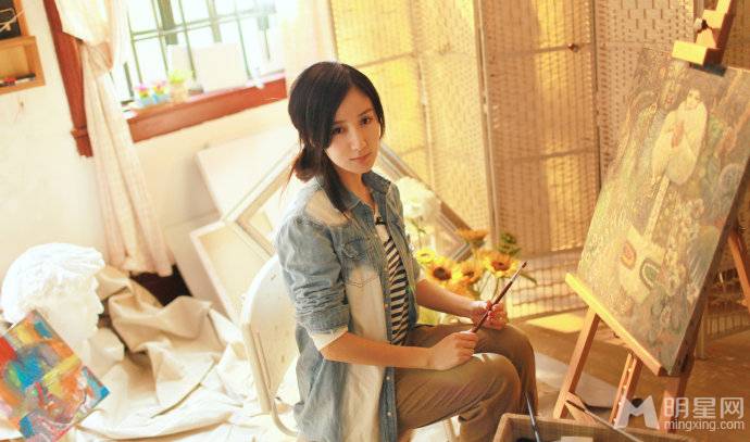 娄艺潇展现文艺小清新迷人照