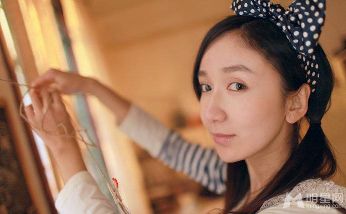 娄艺潇展现文艺小清新迷人照