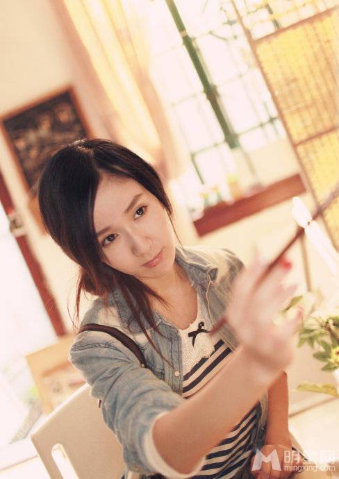 娄艺潇展现文艺小清新迷人照