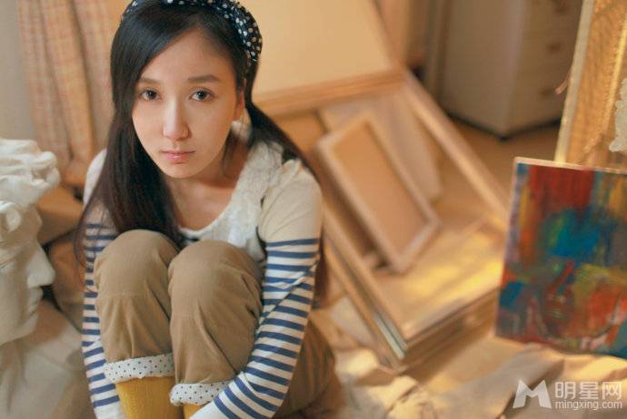 娄艺潇展现文艺小清新迷人照