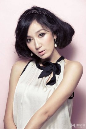 娄艺潇甜美装扮迷人写真照