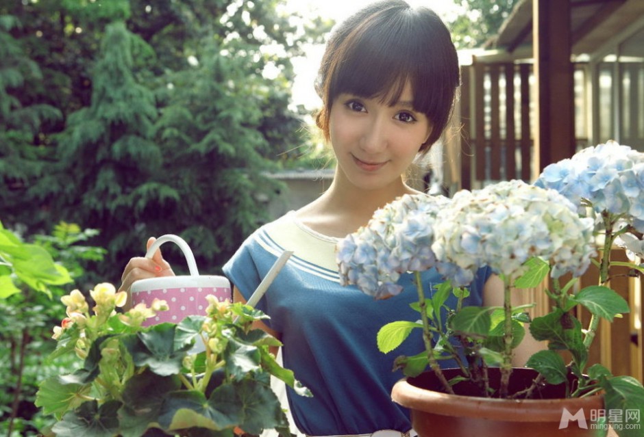 娄艺潇甜美装扮迷人写真照