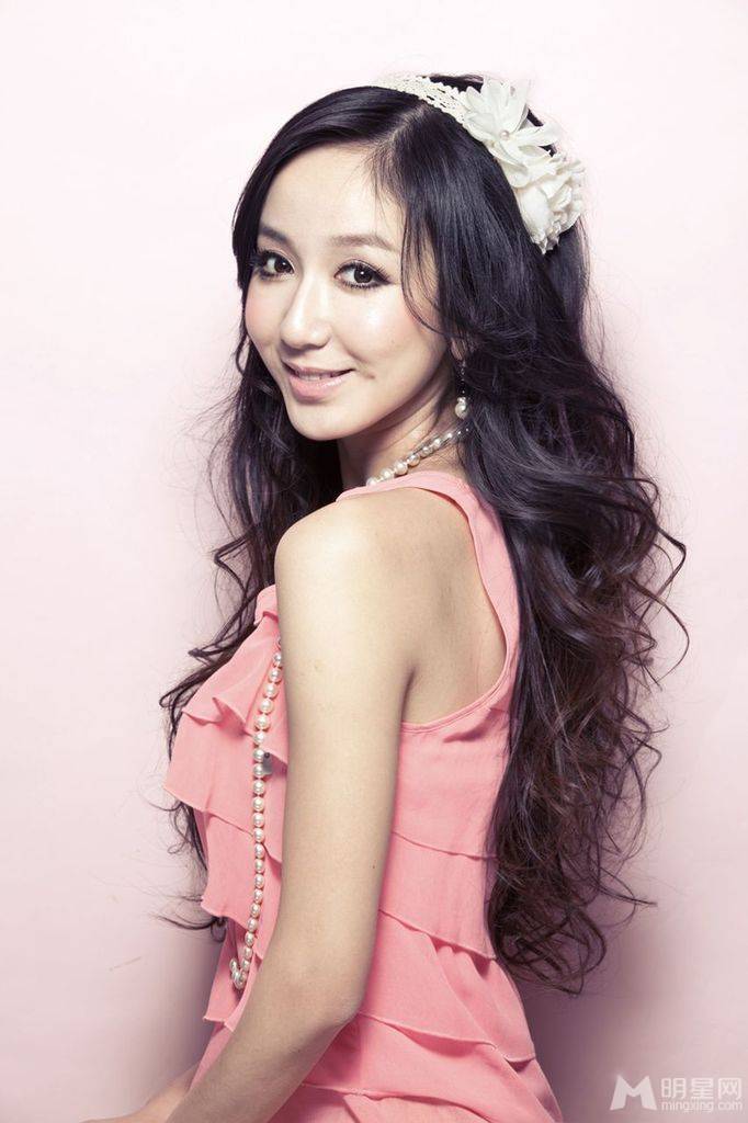 娄艺潇甜美装扮迷人写真照