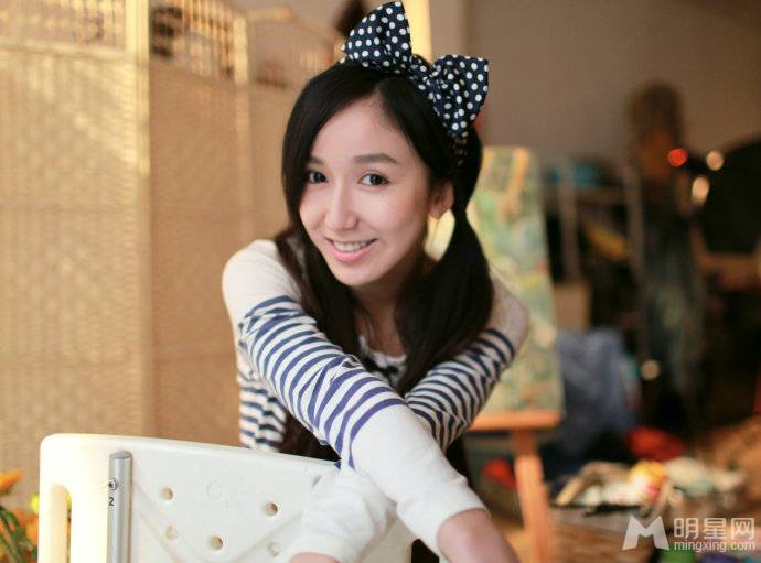 娄艺潇展现文艺小清新迷人照