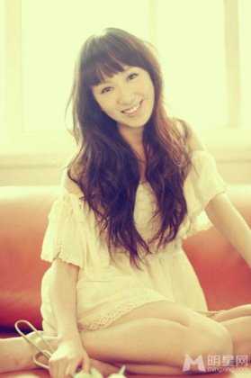 娄艺潇性感睡裙尽显小女人妩媚