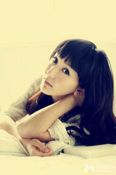 娄艺潇性感睡裙尽显小女人妩媚