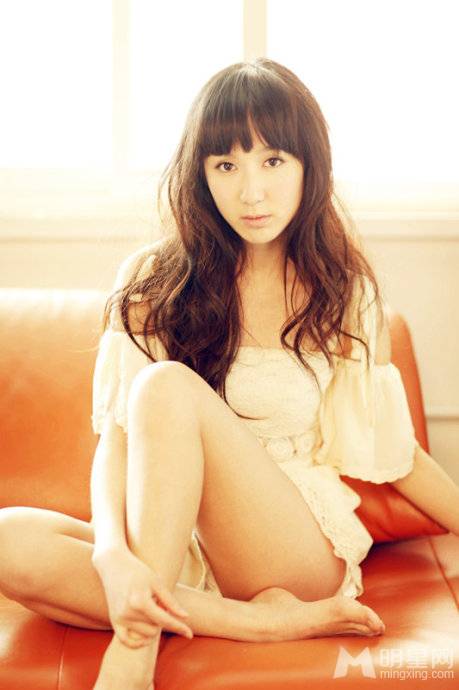 娄艺潇性感睡裙尽显小女人妩媚