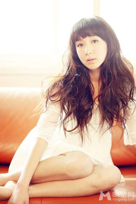 娄艺潇性感睡裙尽显小女人妩媚