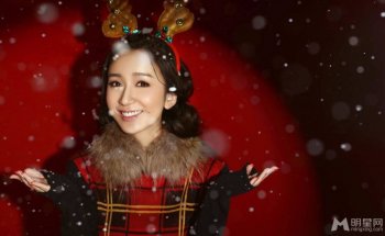 娄艺潇绽放甜美幸福笑容圣诞写真