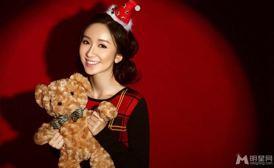 娄艺潇绽放甜美幸福笑容圣诞写真