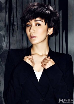 娄艺潇短发造型尽显个性魅力写真