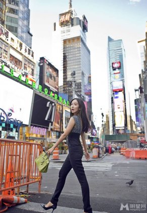 中国女演员娄艺潇尽显时尚干练魅力街拍照