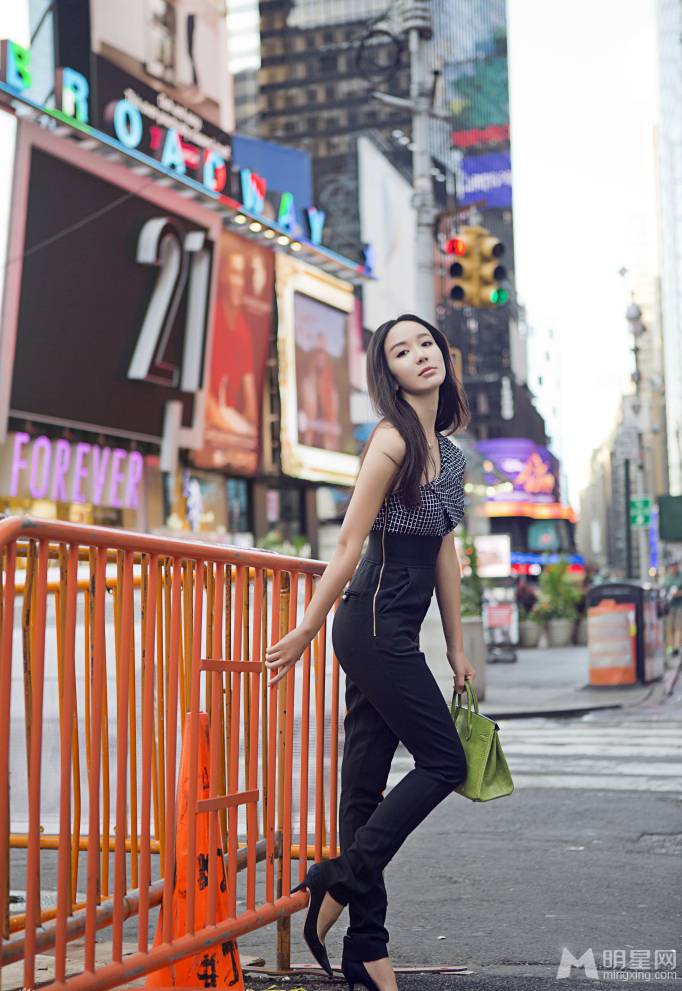 中国女演员娄艺潇尽显时尚干练魅力街拍照