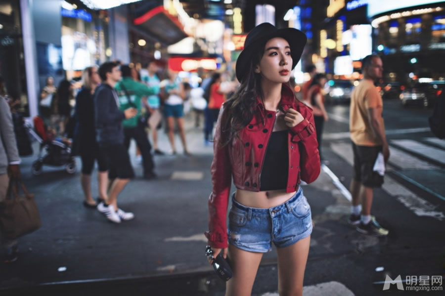 娄艺潇超短热裤秀小蛮腰纽约街拍照