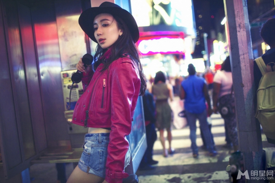 娄艺潇超短热裤秀小蛮腰纽约街拍照