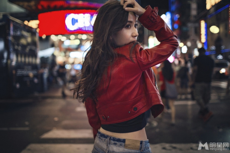 娄艺潇超短热裤秀小蛮腰纽约街拍照