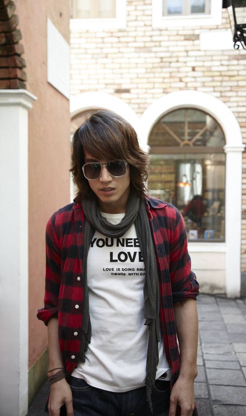 台湾型男言承旭写真 时尚街拍尽展潮流魅力