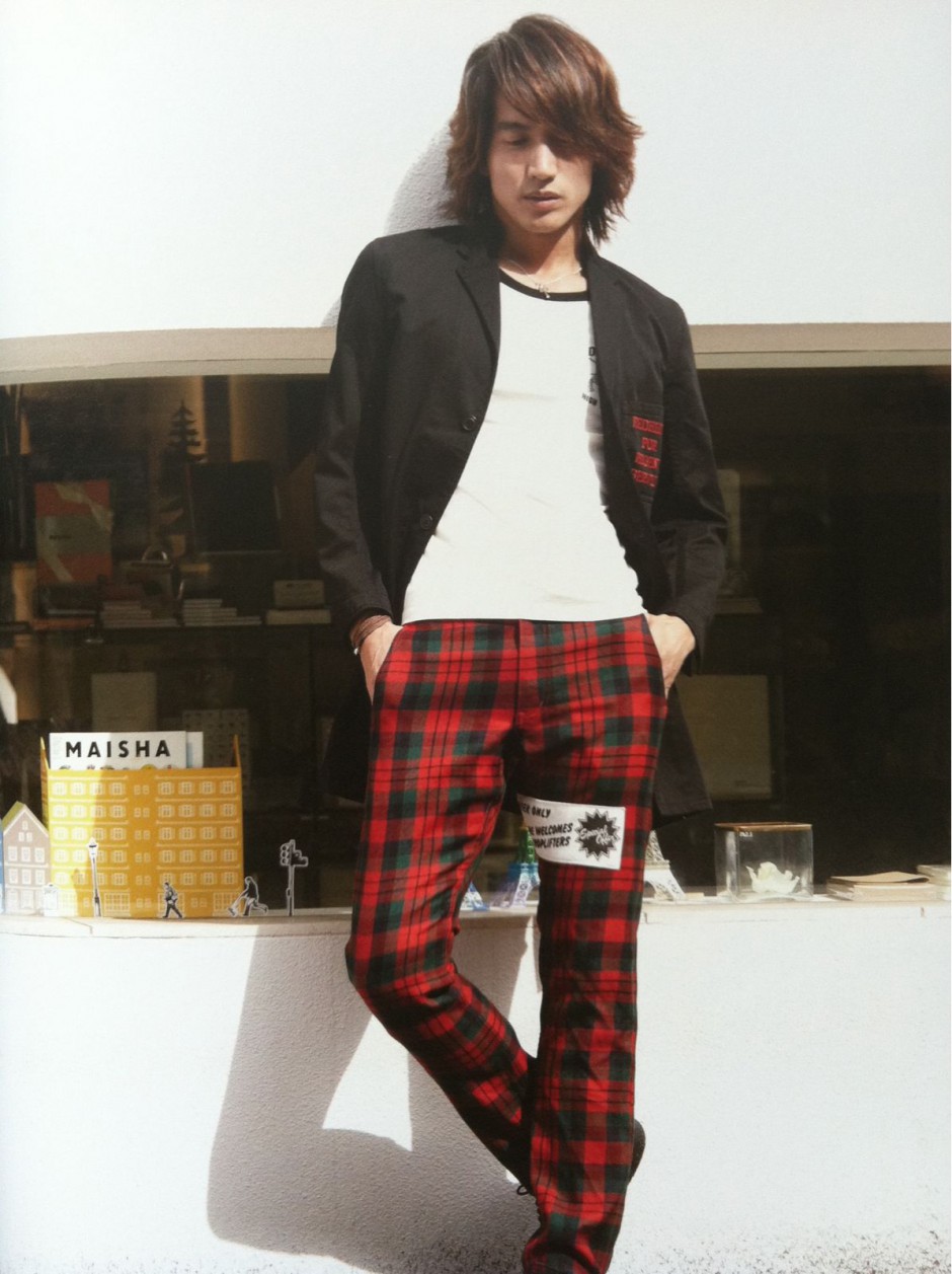 台湾型男言承旭写真 时尚街拍尽展潮流魅力