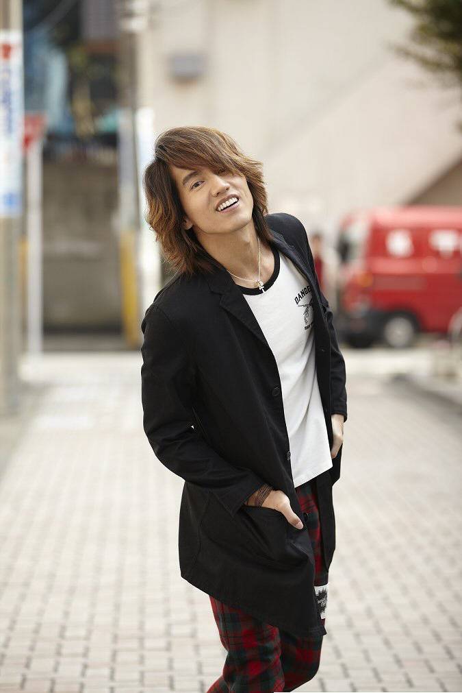 台湾型男言承旭写真 时尚街拍尽展潮流魅力