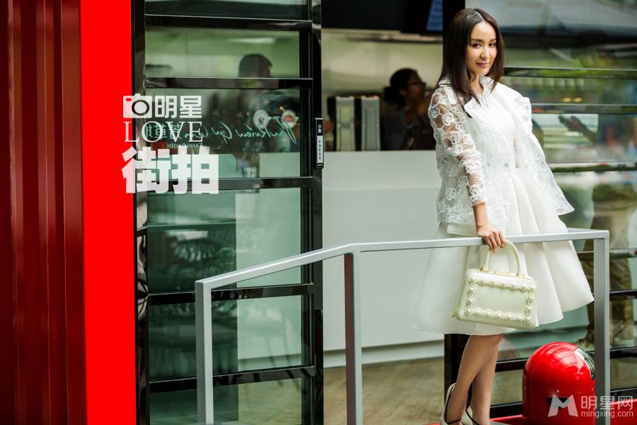 娄艺潇时尚装扮回头率爆棚