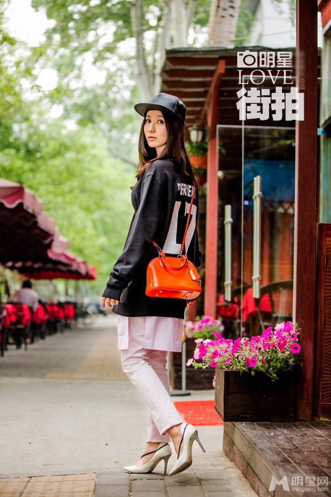 娄艺潇时尚装扮回头率爆棚