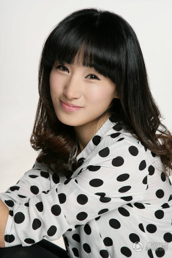 内地女演员李艳散发优雅知性气质写真