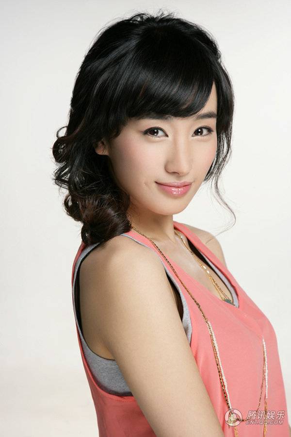 内地女演员李艳散发优雅知性气质写真