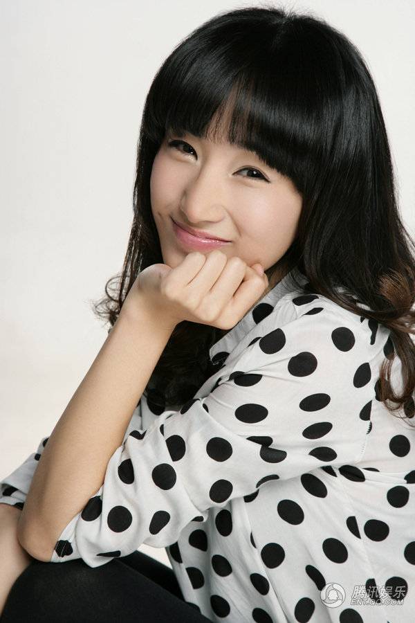 内地女演员李艳散发优雅知性气质写真