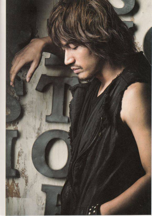 台湾潮男言承旭个人写真 络腮胡显成熟魅力