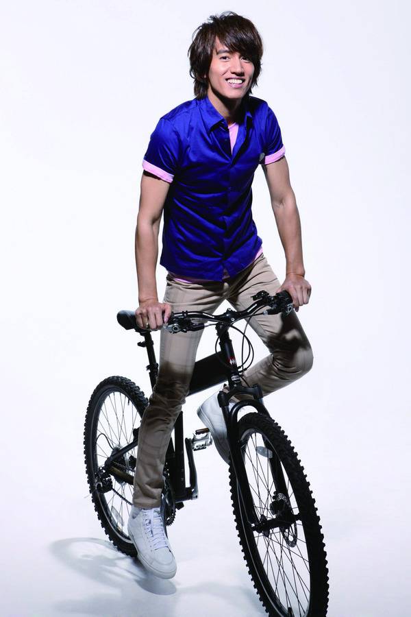 型男言承旭写真摄影组图 爽朗笑容暖化人心