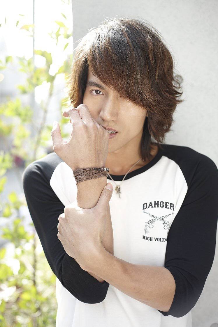 型男言承旭写真摄影组图 爽朗笑容暖化人心