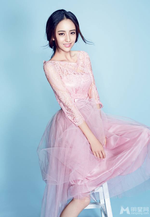 演员佟丽娅粉嫩公主写真 薄纱长裙优雅娇媚