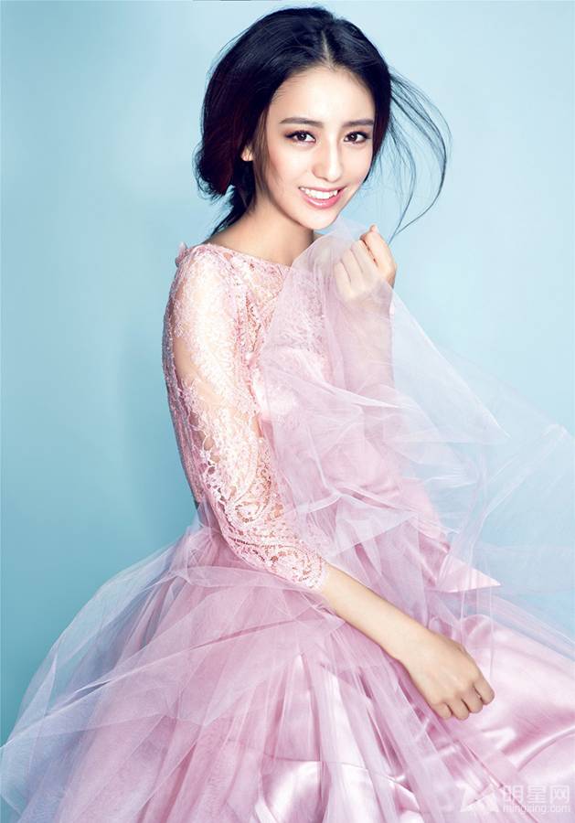 演员佟丽娅粉嫩公主写真 薄纱长裙优雅娇媚